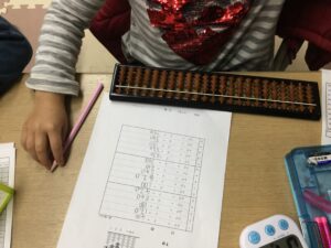 そろばん学習を始めるのは、何歳でもかまいません。ただし･･･〔そろばん学習を始める時期別注意点〕